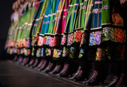 Zbliżenie na hafty na spódnicach i fartuchach łowickich