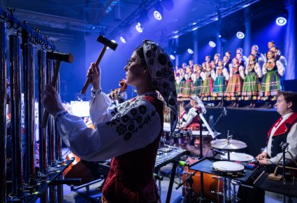 Zbliżenie na perkusistkę grającą na dzwonach rurowych