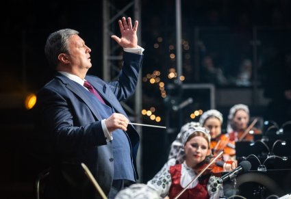 Zbliżenie na maestro Jacka Bonieckiego dyrygującego podczas koncertu