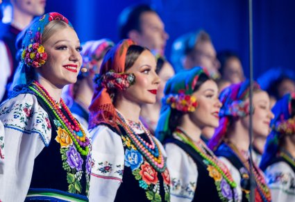 Zbliżenie na chórzystki w kostiumach łowickich