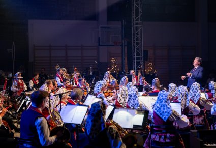 Orkiestra Mazowsza wraz z dyrygentem maestro Jacka Bonieckiego