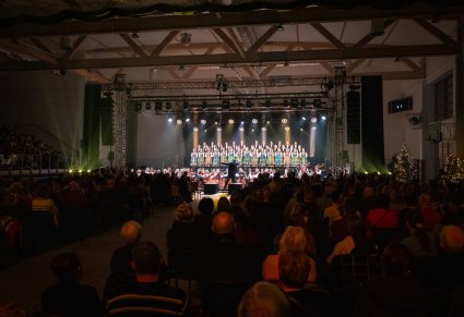 Szerokie ujęcie sali, publiczności i sceny z artystami