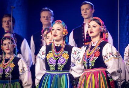 Dwie chórzystki Mazowsza w kostiumach łowicki świewają