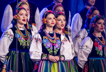 Solistka Mazowsza w kostiumie łowickim śpiewa