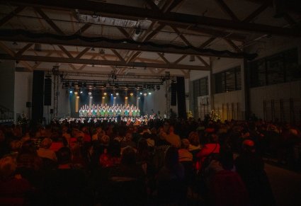 Szerokie ujęcie sali, publiczności i sceny z artystami
