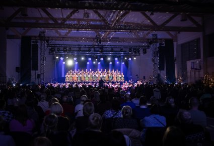 Szerokie ujęcie sali, publiczności i sceny z artystami