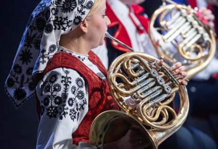 Zbliżenie na waltornistkę i waltornistę