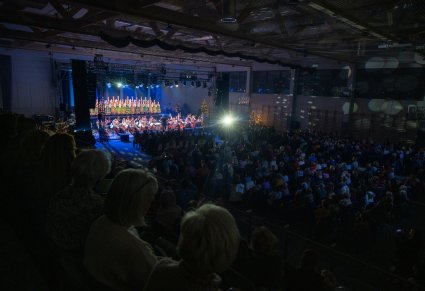 Szerokie ujęcie sali, publiczności i sceny z artystami