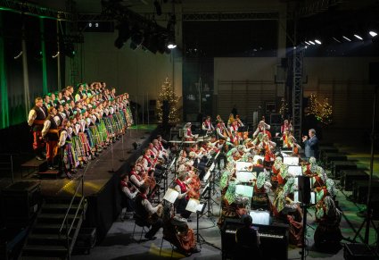 Szeroki kadr z góry na chór i orkiestrę