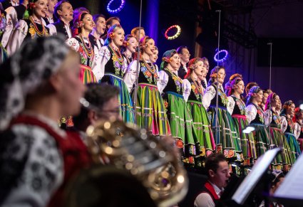 Chór Mazowsza w kostiumach łowickich śpiewa