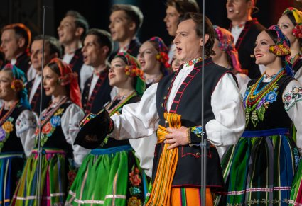 Solista chóru w kostiumie łowickim w roli furmana