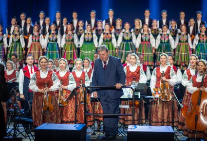 Dyrektor Jacek Boniecki kłania się wraz z zespołem