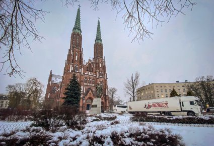 Katedra warszawsko-praska z zimowej scenerii a przed nią ciężarówka Mazowsza