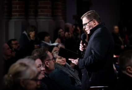 Ksiądz przemawia do publiczności