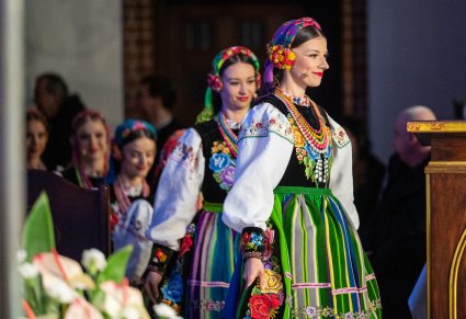 chórzystki w kostiumach łowickich wchodzą do katedry