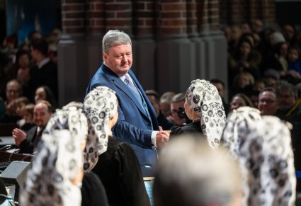 Maestro Jacek Boniecki wita się z orkiestrą