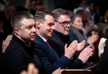 publiczność bijąca brawa