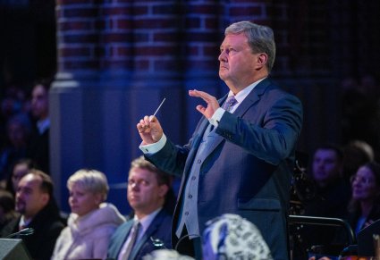 Zbliżenie na dyrygującego maestro Jacka Bonieckiego