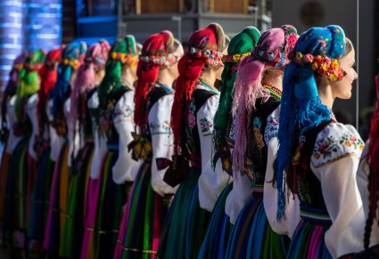 Zbliżenie na chusty na głowach chórzystek