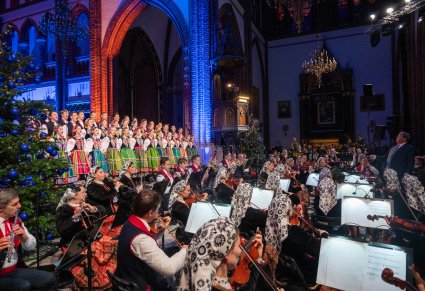 chór i orkiestra Mazowsza w szerokim ujęciu