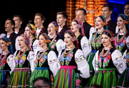 chór w kostiumach łowickich podczas śpiewania kolęd