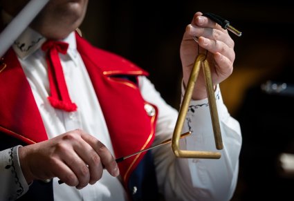 Zbliżenie na trójkąt i dłonie perkusisty