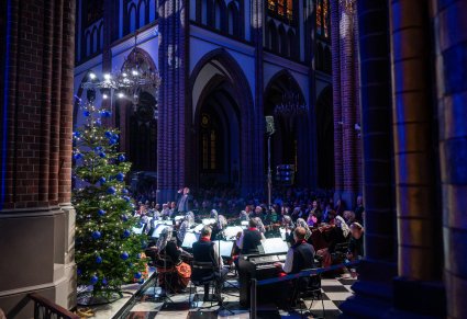 Szerokie ujęcie na orkiestrę i wnętrze katedry