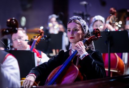 Zbliżenie na wiolonczelistkę