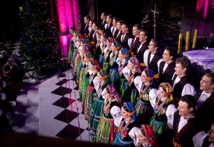 chór w kostiumach łowickich stoi w 3 rzędach - widok z góry