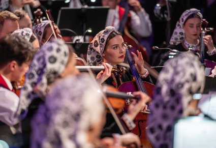 Zbliżenie na wiolonczelistkę