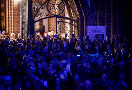 Widok na tłum ludzi w wejściu do katedry