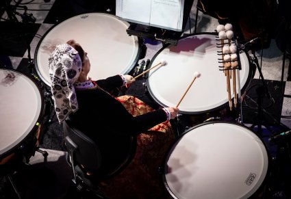 Widok z góry na perkusistkę grającą na kotłach