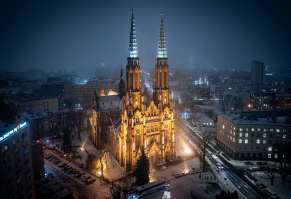 Katedra warszawsko-praska sfotografowana nocą z drona