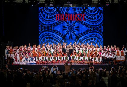 zdjęcie grupowe artystów zespołu Mazowsze oraz zespołu Rzeszowiacy