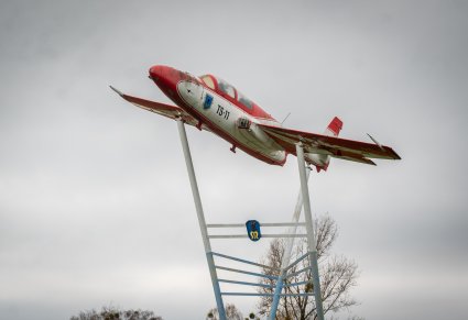 Samolot - pomnik iskra w Mielcu
