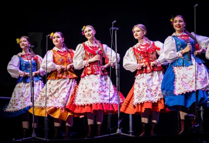 Pięć artystek zespołu Rzeszowiacy śpiewają i tańczą na scenie