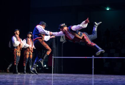 Artyści zespołu Rzeszowiacy wykonują układ choreograficzny