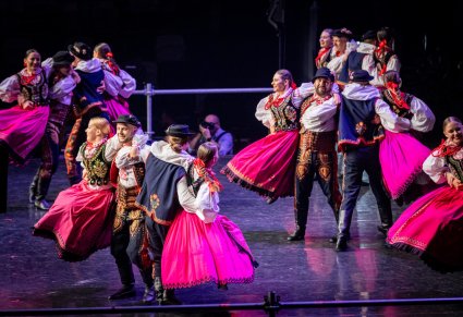 Artyści zespołu Rzeszowiacy tańczą na scenie