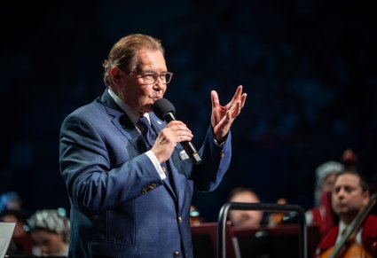 Przemawia Mirosław Ziomek a w tle orkiestra