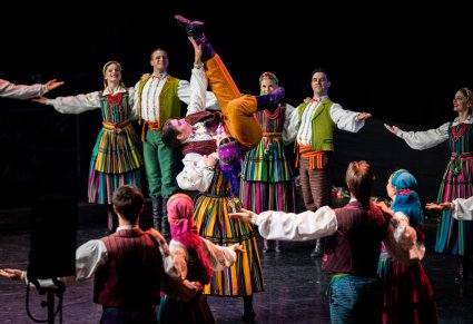 Artyści zespołu Mazowsze w kostiumach opoczyńskich wykonują układ choreograficzny na scenie