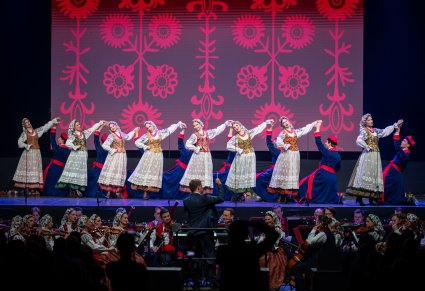 Artyści zespołu Mazowsze w kostiumach wilanowskich tańczą na scenie