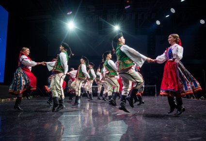 Artyści zespołu Mazowsze w kostiumach spiskich tańczą na scenie