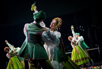 Zbliżenie na parę artystów w kostiumach lubuskich tańczącą na scenie
