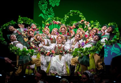 Artyści zespołu Mazowsze w kostiumach lubuskich tworzą na scenie kwiat