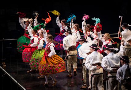 Artyści zespołu Mazowsze w kostiumach góralskich tańczą na scenie