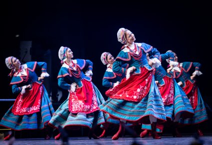 Artystki zespołu Mazowsze w kostiumach kujawskich tańczą na scenie