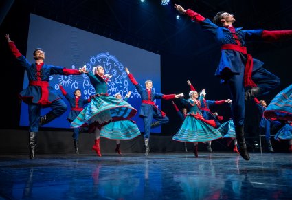 Artyści zespołu Mazowsze w kostiumach kujawskich tańczą na scenie