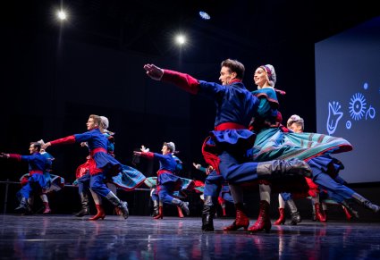 Artyści zespołu Mazowsze w kostiumach kujawskich tańczą na scenie