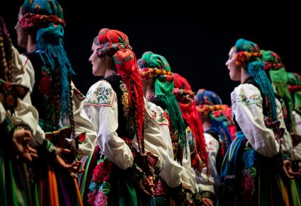 Widok od tyłu na chustki na głowach chórzystek zespołu Mazowsze