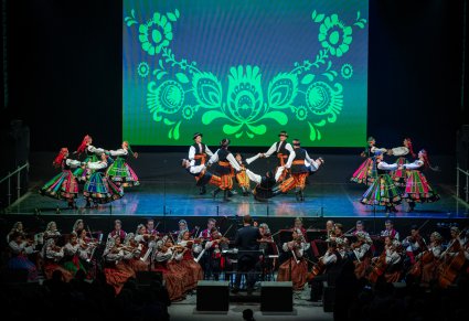 Artyści zespołu Mazowsze w kostiumach łowickich tańczą na scenie